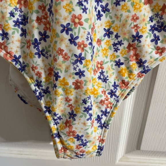 Shade and shore one piece floral print swimsuit 👙 - Picture 4 of 7